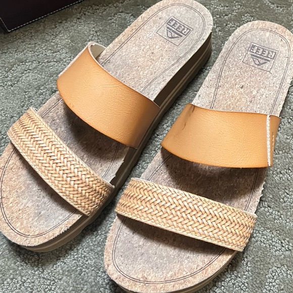 Great Slide Sandals with Woven Strap Details - Picture 2 of 4